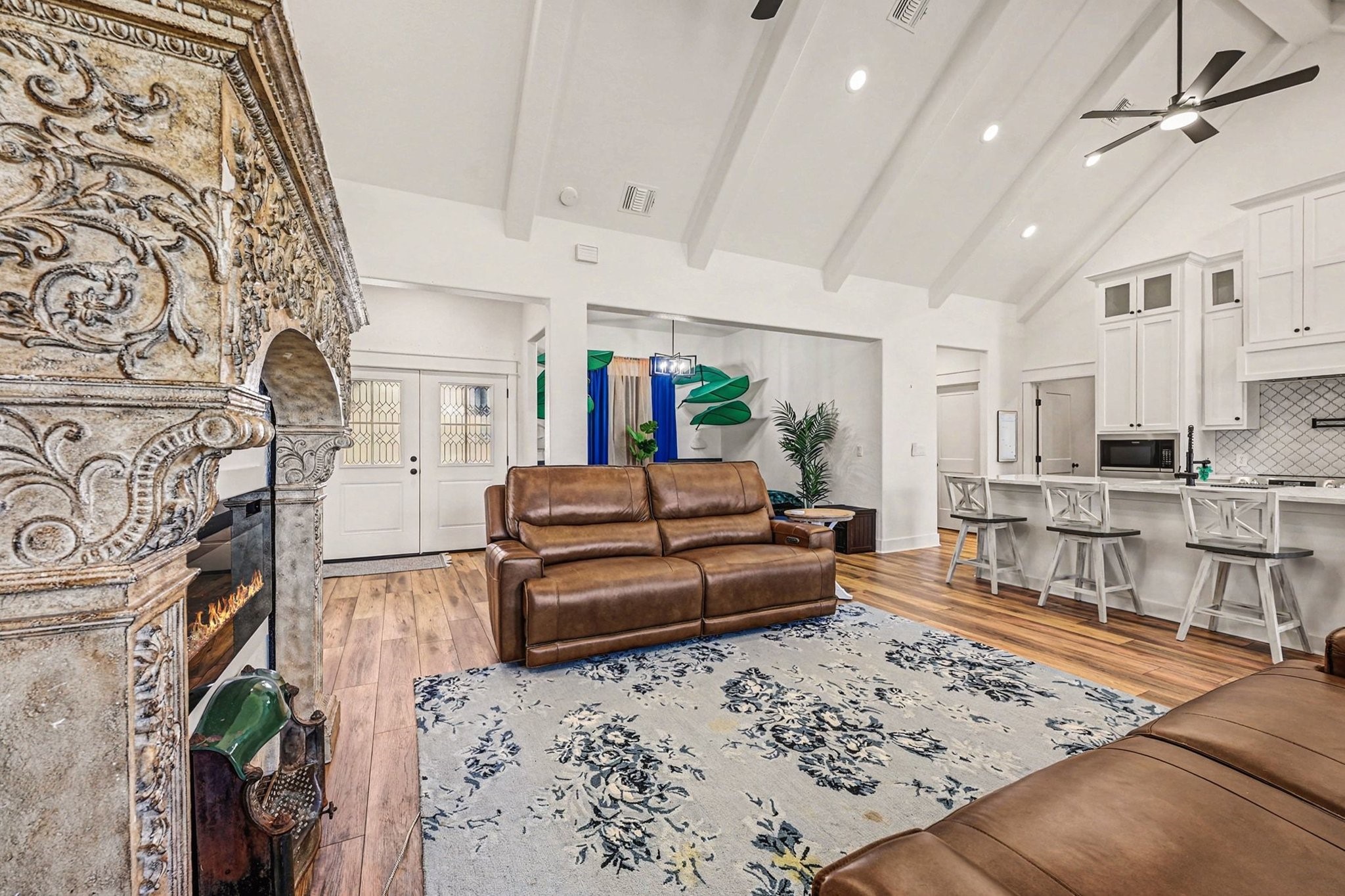444 Mill Road Angleton, TX 77515 - Photo 4 of 31 a living room with furniture and a rug