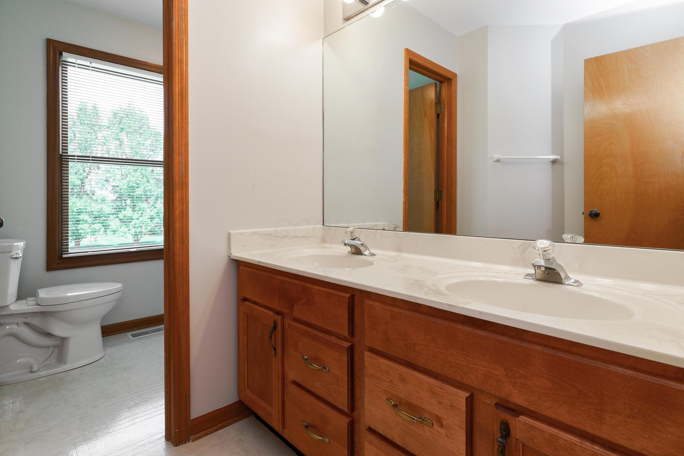 5641 Davidson Road Hilliard, OH 43026 - Photo 30 of 49 Hallway Full Bathroom