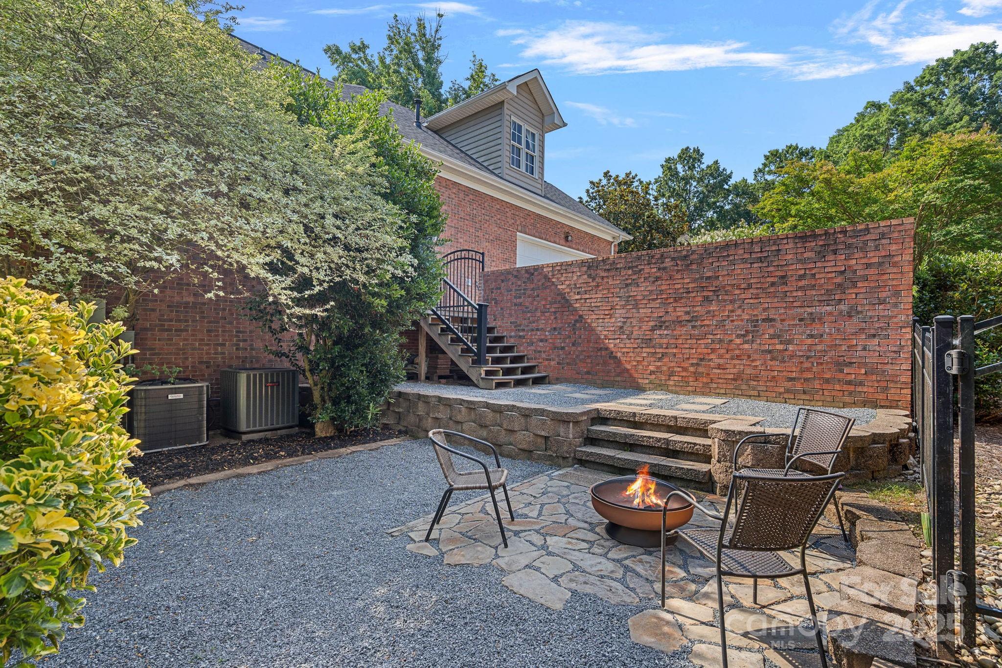 343 Gringley Hill Road Fort Mill, SC 29708 - Photo 13 of 45 a backyard of a house with table and chairs