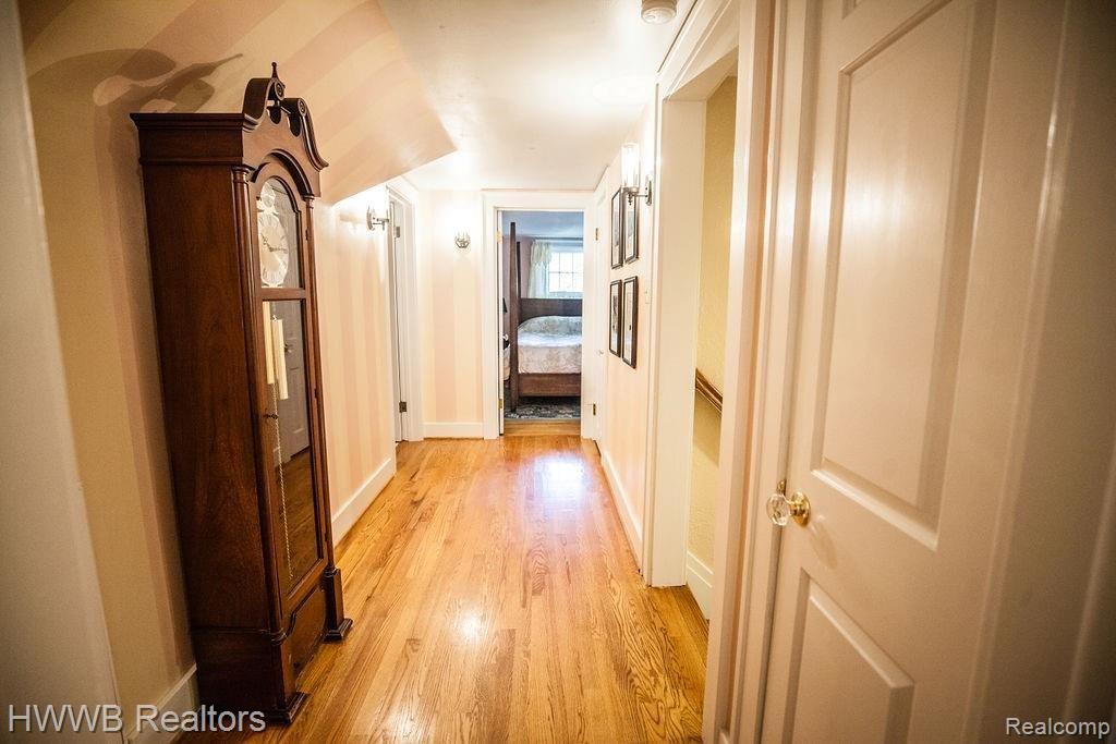 5650 Middlebelt Road West Bloomfield, MI 48322 - Photo 25 of 40 26-Heading down the hall.jpg