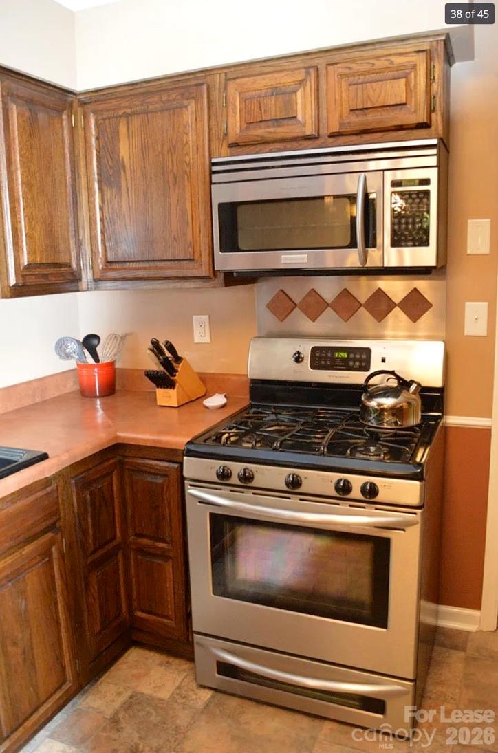 4167 Greenview Court Fort Mill, SC 29708 - Photo 4 of 16 a stove top oven sitting inside of a kitchen