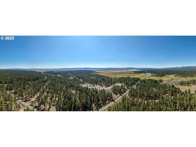 a black and white photo of a building