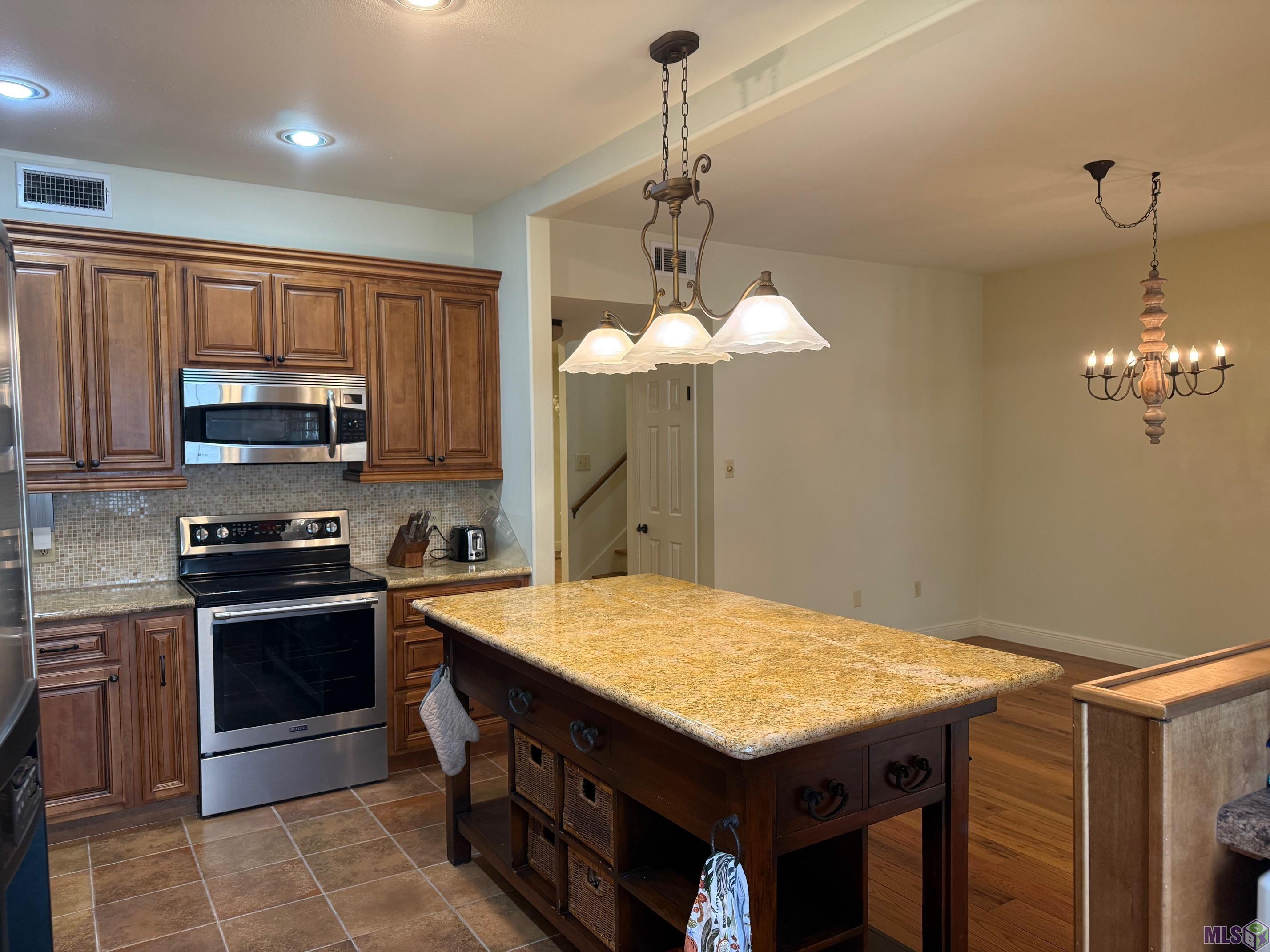 10127 Runnymede Avenue Baton Rouge, LA 70815 - Photo 4 of 8 kitchen to dining