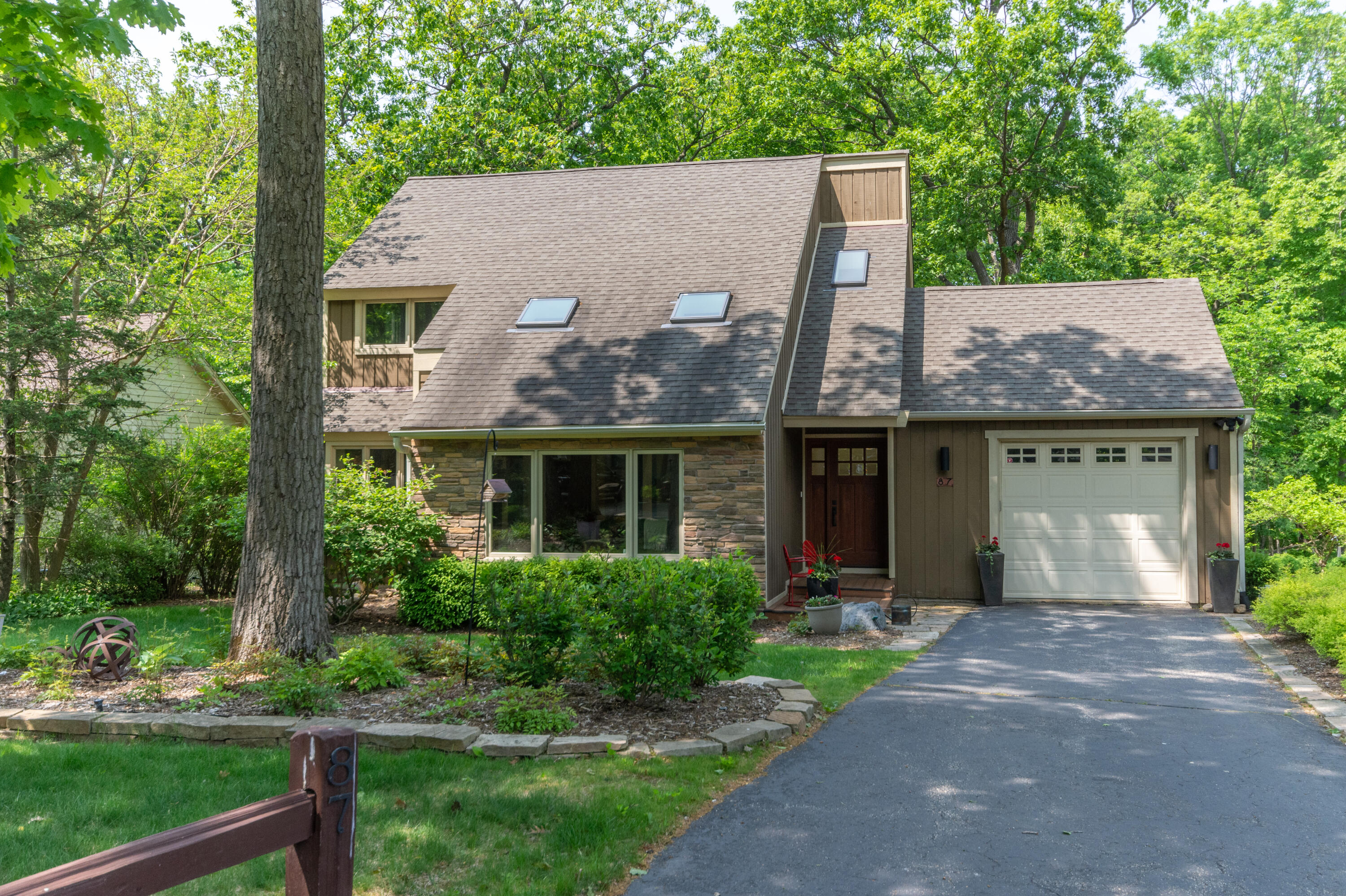 87 Medinah Lane, Fontana, WI 53125 Compass