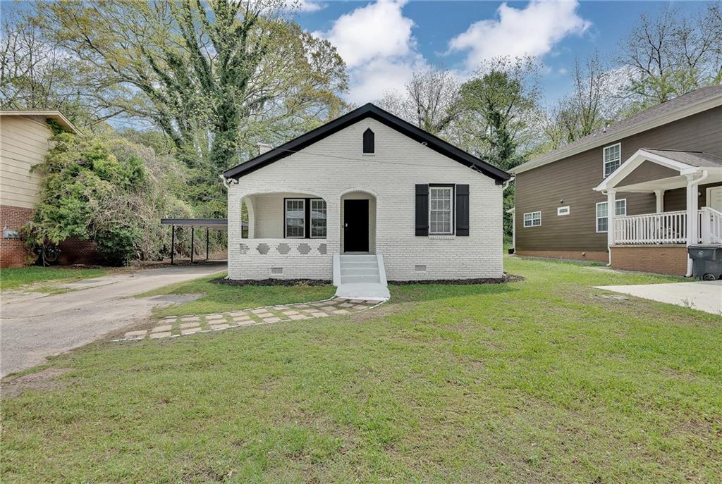 a view of a house with a yard