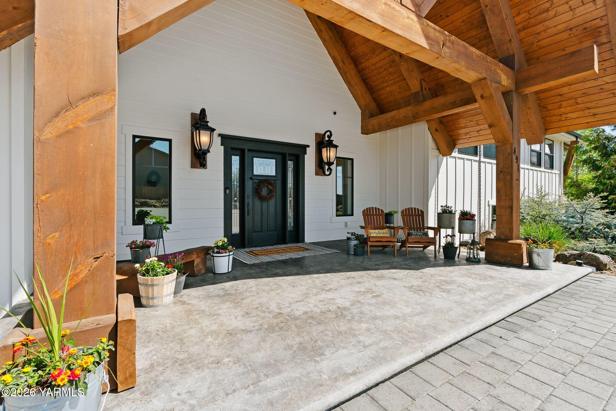 491 Elliott Road Cowiche, WA 98923 - Photo 4 of 56 Large covered frontway