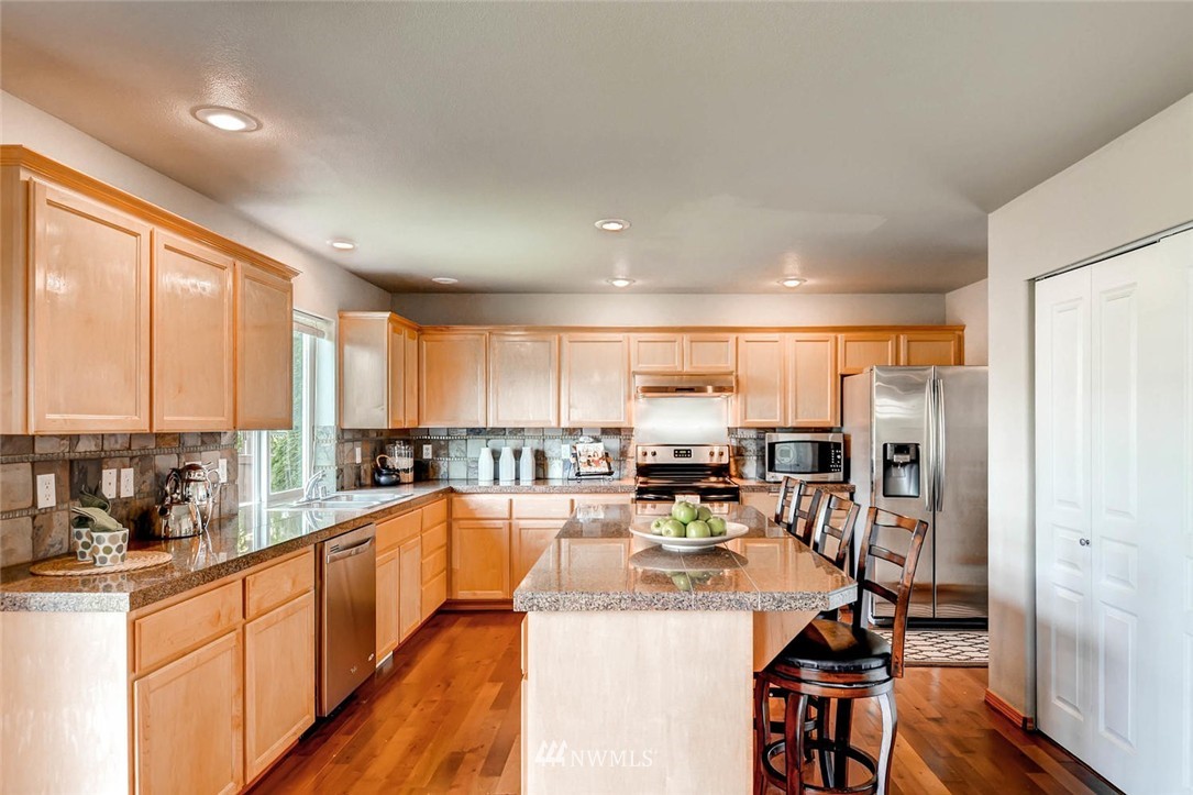6846 Southeast 5th Street Renton, WA 98059 - Photo 7 of 25