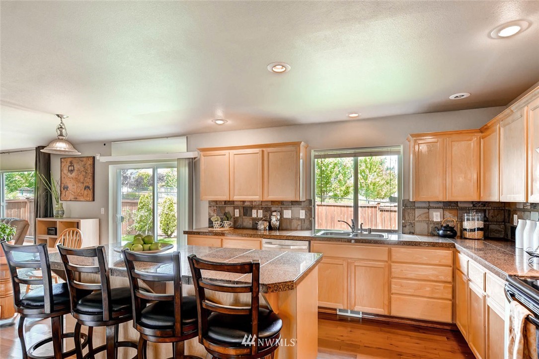 6846 Southeast 5th Street Renton, WA 98059 - Photo 9 of 25