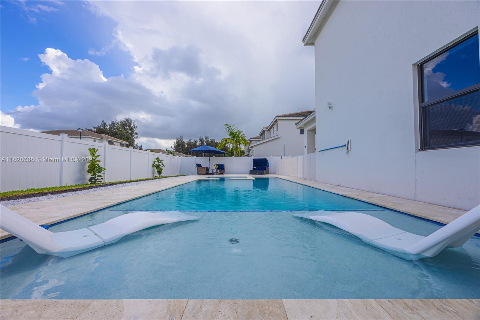 7126 Rockwood Road Jupiter, FL 33458 - Photo 29 of 30 a view of a living room and kitchen