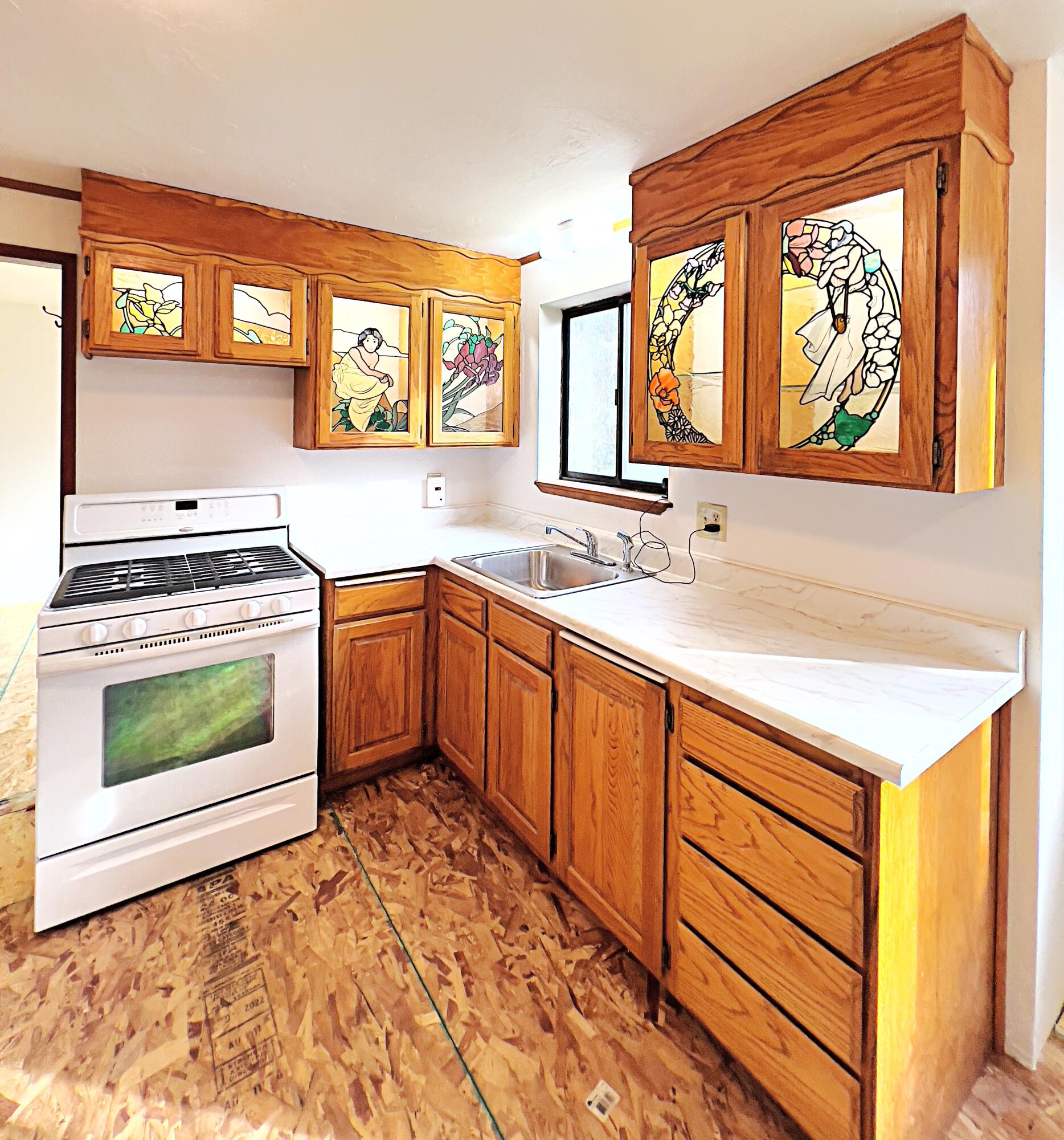 5407 Tunnel Loop Road Grants Pass, OR 97526 - Photo 11 of 19 Artist's Stained Glass Cabinets