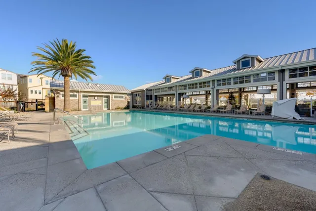 a view of livingroom with furniture