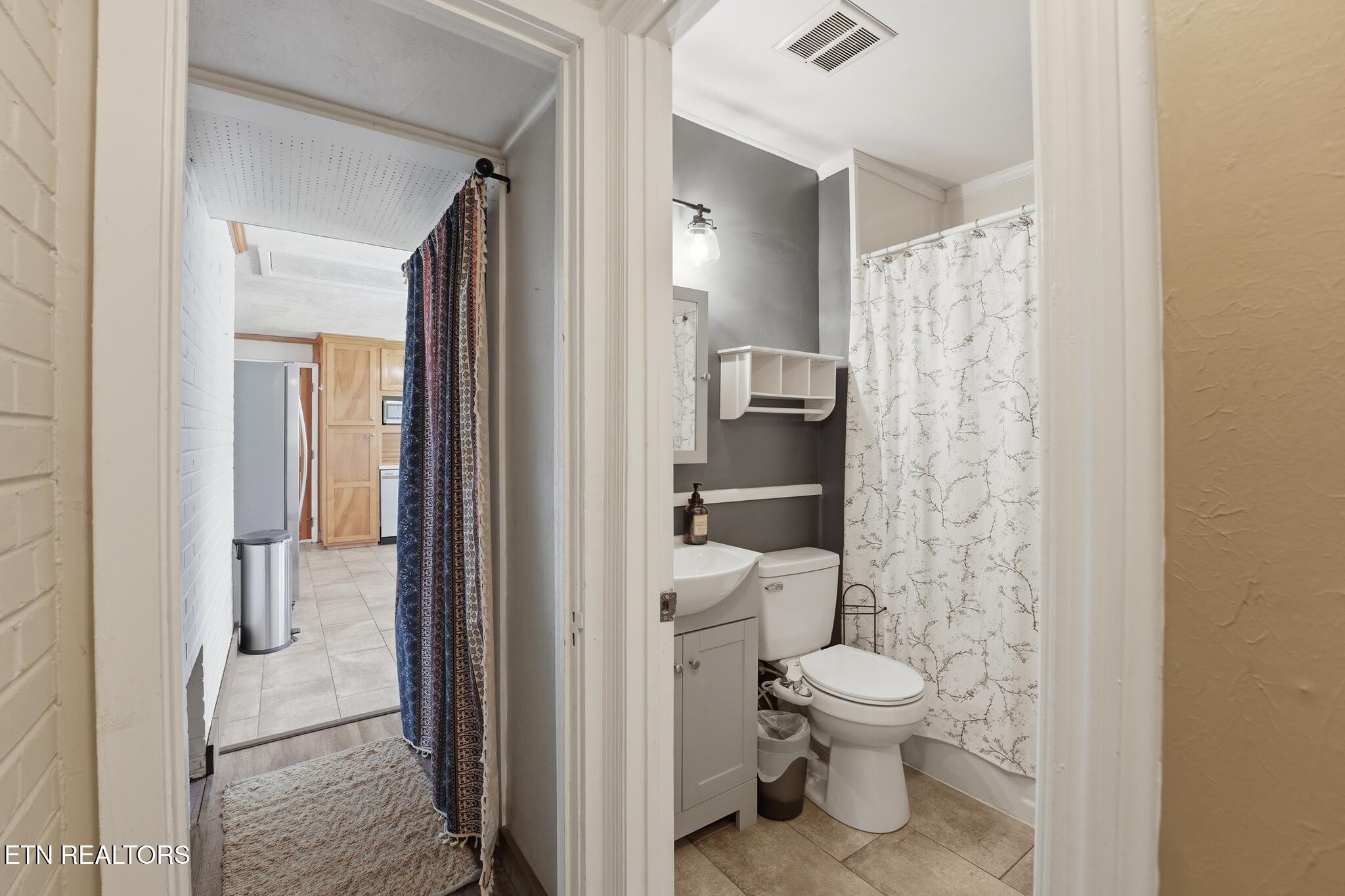 106 Pallas Road Oak Ridge, TN 37830 - Photo 15 of 18 24_106_Pallas_Road-Bathroom-2886