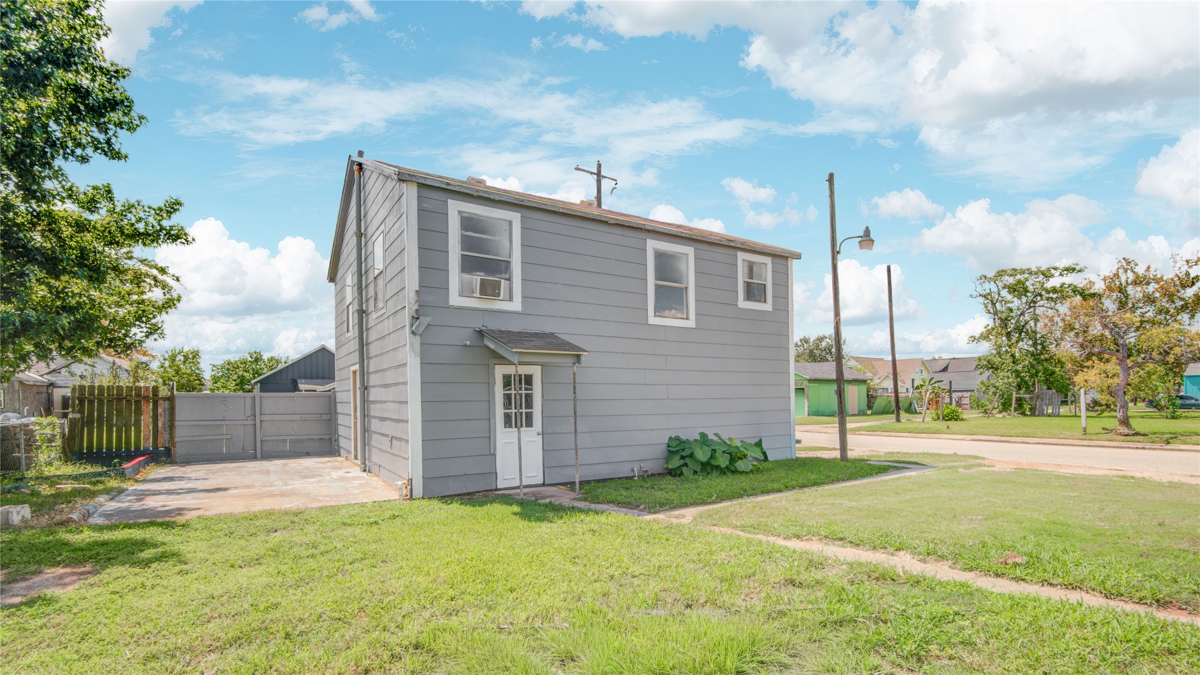 1131 West 2nd Street Freeport, TX 77541 - Photo 4 of 30 a backyard of a house with lots of green space
