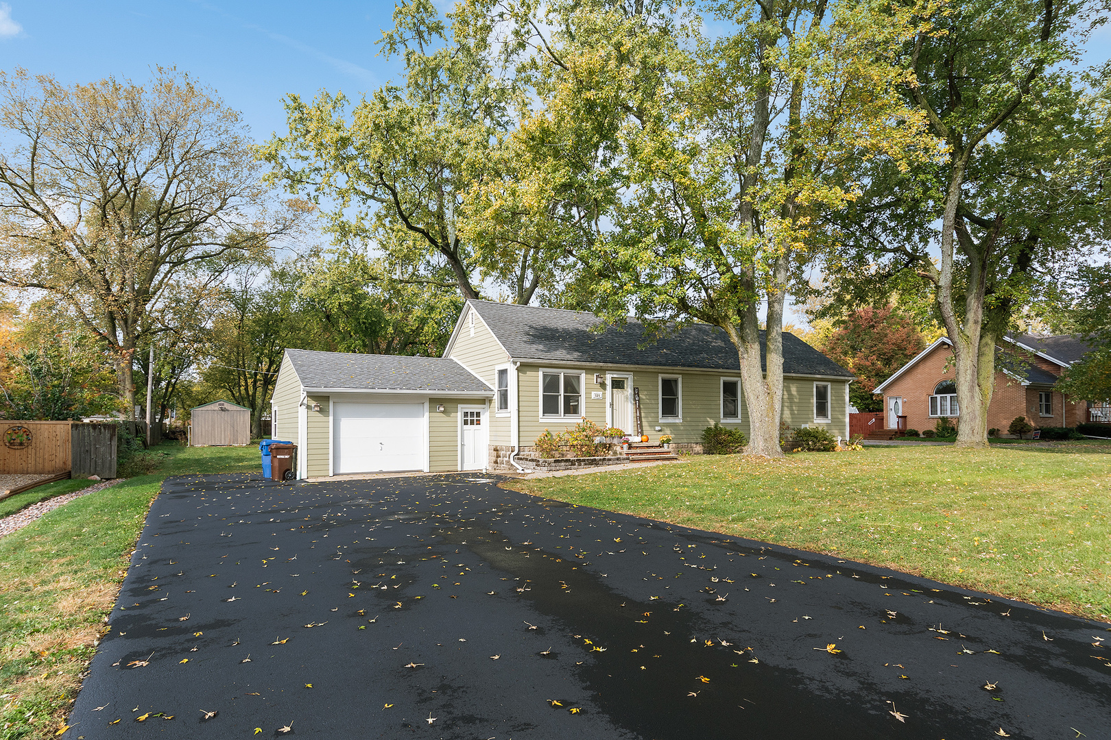 829 South Cedar Road New Lenox, IL 60451 - Photo 1 of 23 a front view of a house with a garden