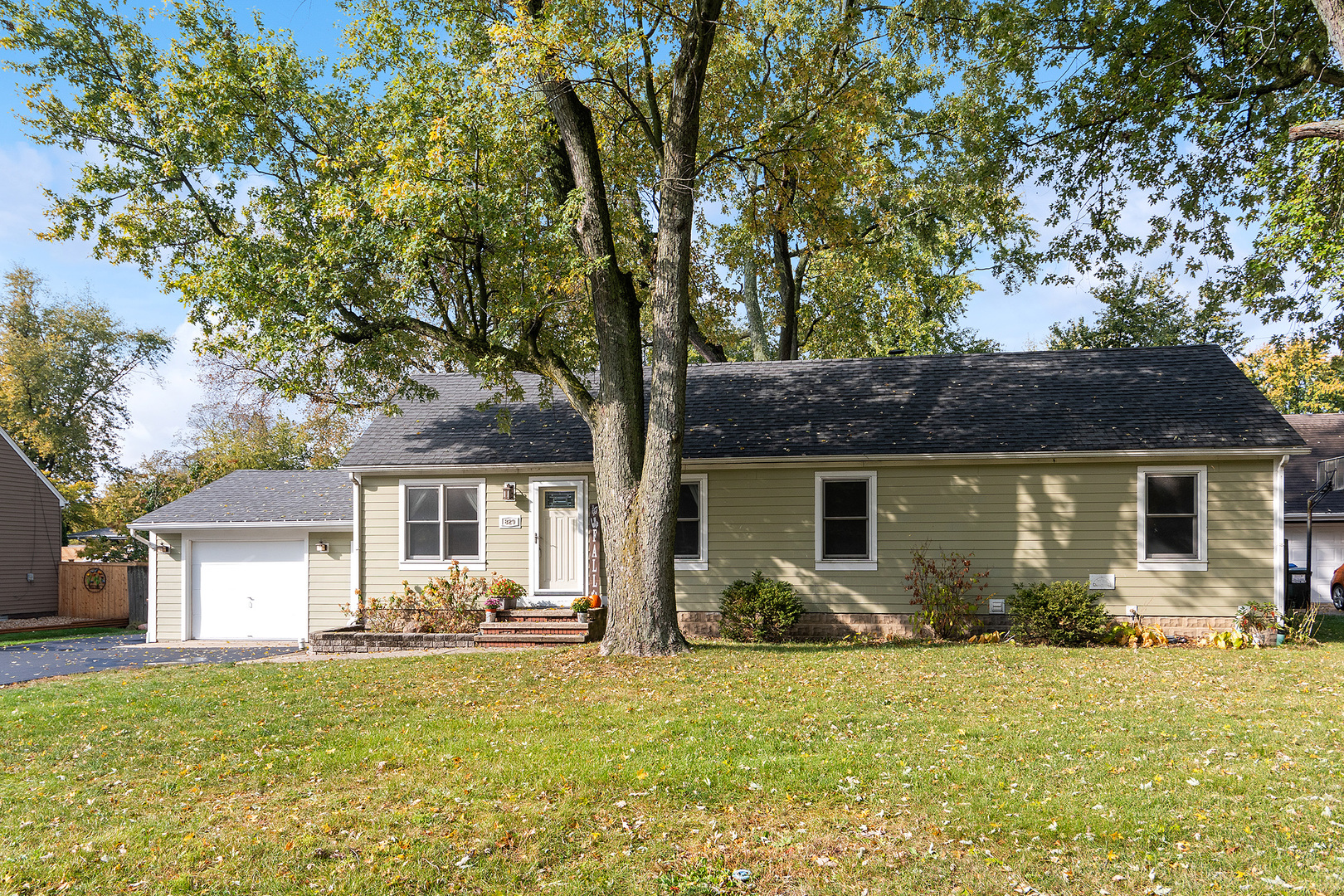 829 South Cedar Road New Lenox, IL 60451 - Photo 2 of 23 a front view of house with yard and green space
