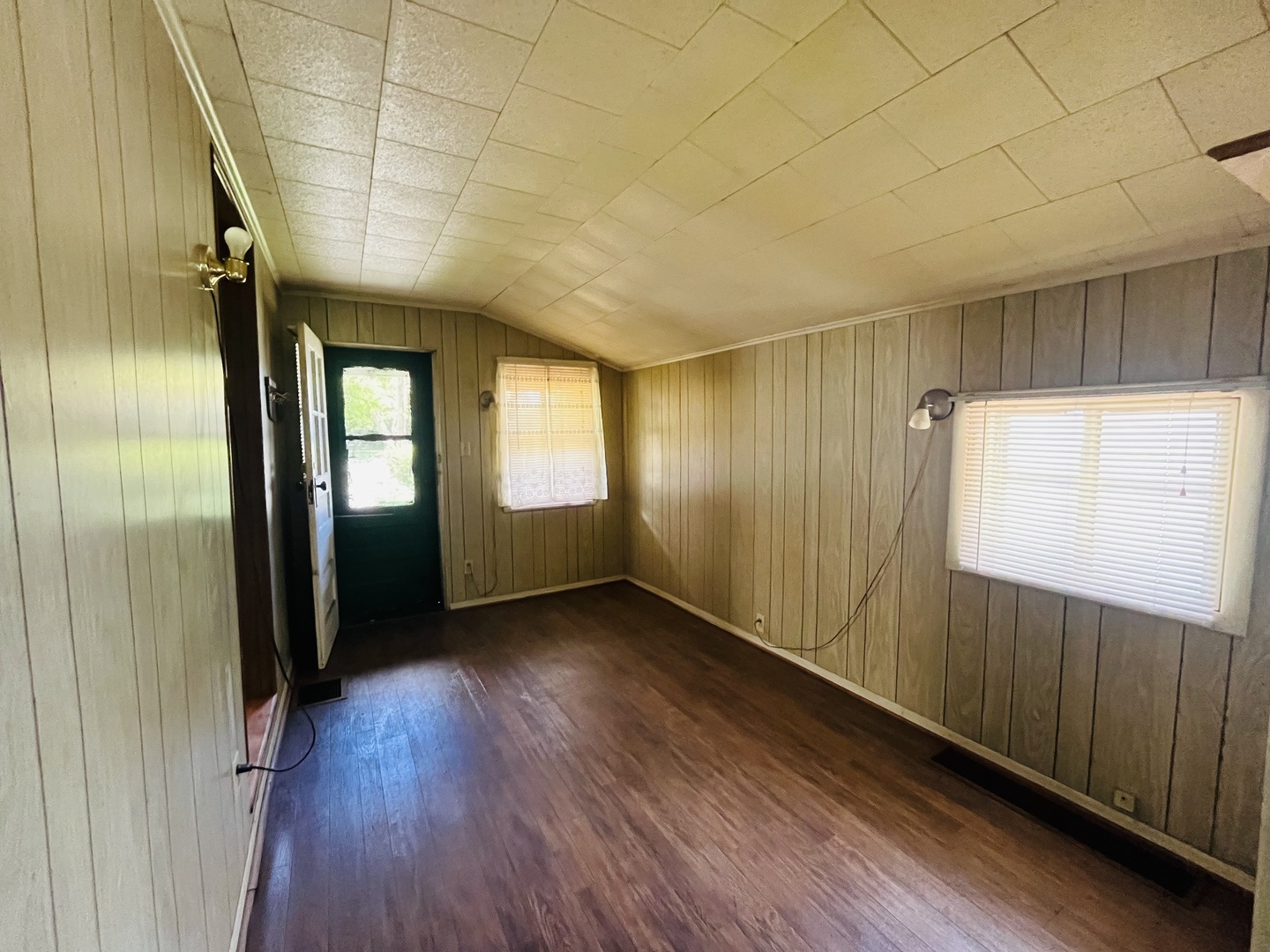 1213 East Main Street Streator, IL 61364 - Photo 13 of 18 a view of an empty room and window