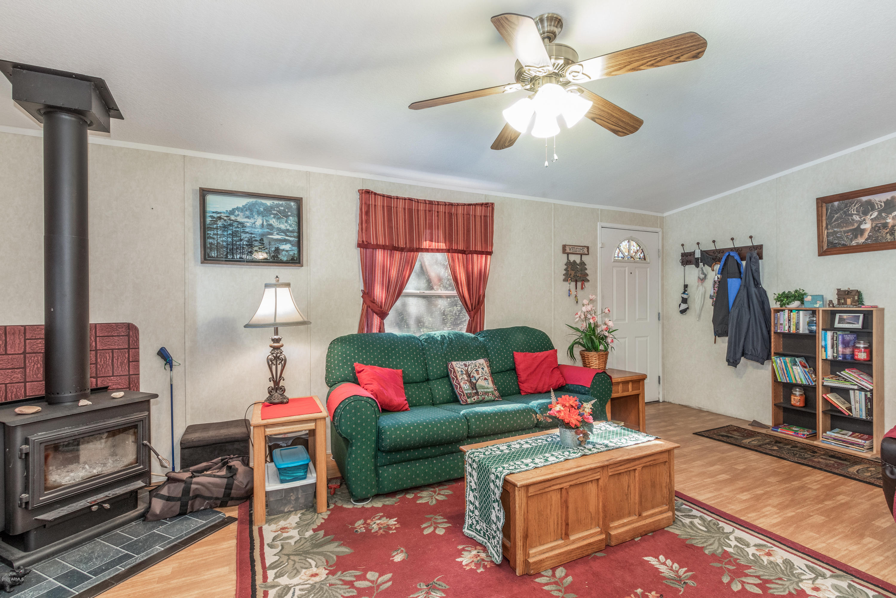2940 Buckskin Road Overgaard, AZ 85933 - Photo 12 of 22 Living Room