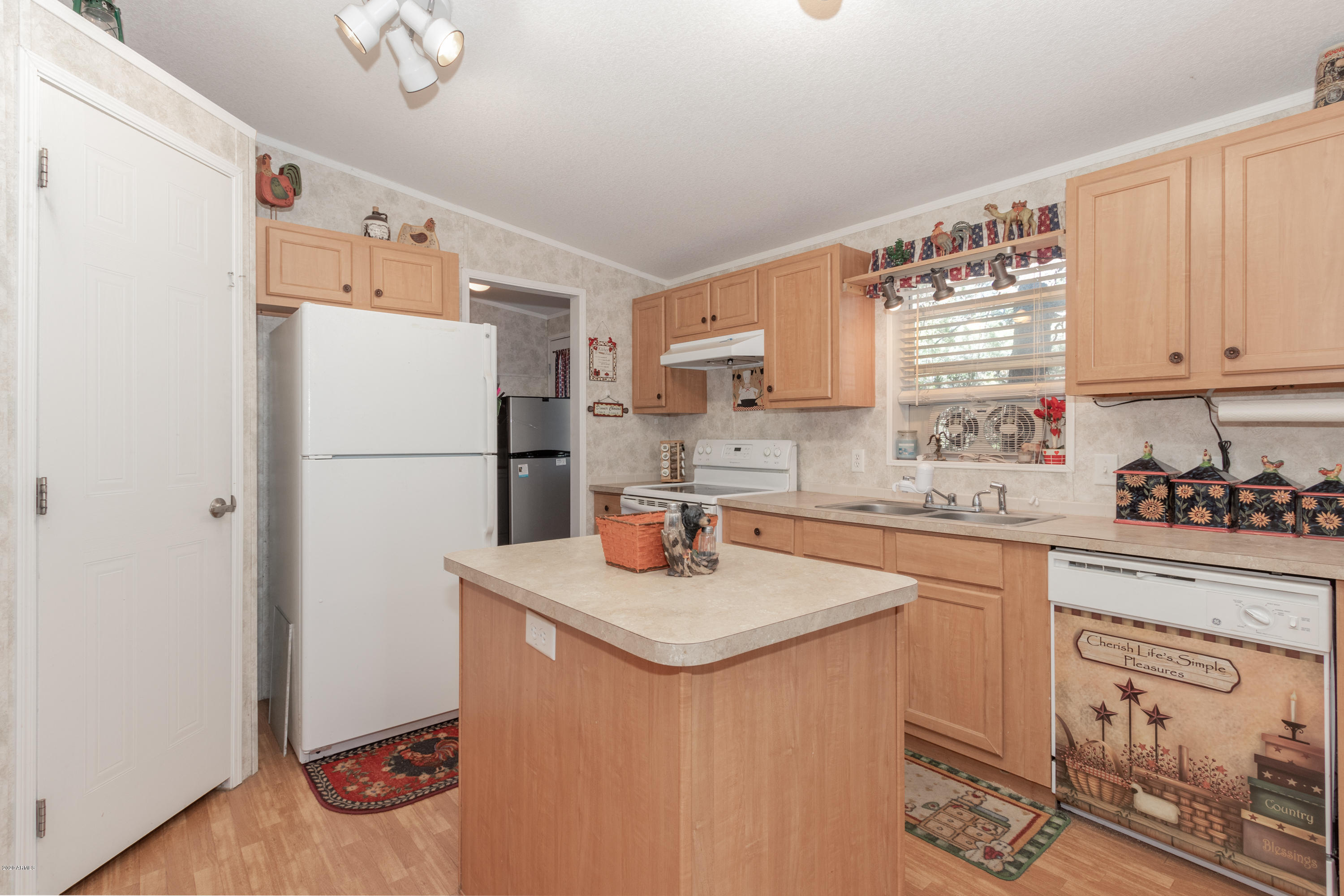 2940 Buckskin Road Overgaard, AZ 85933 - Photo 14 of 22 Kitchen