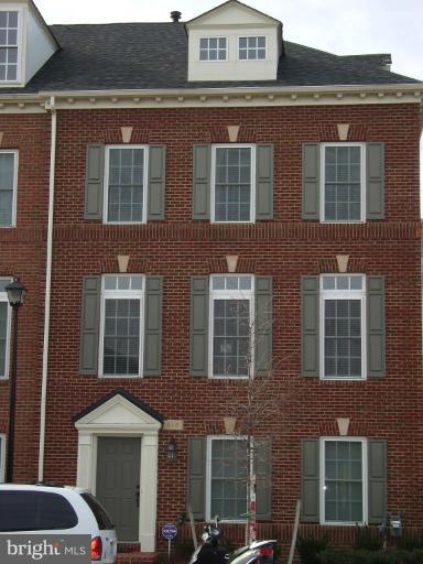 848 West Glebe Road Alexandria, VA 22305 - Photo 4 of 18 a front view of a building with many windows