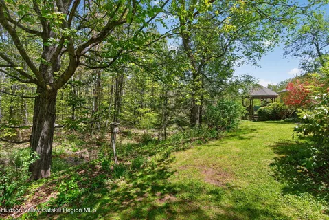 a view of yard with green space