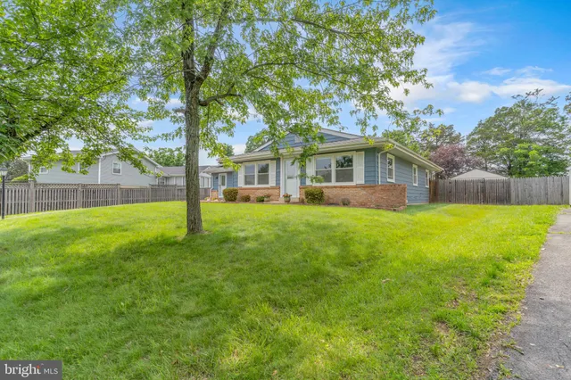 a view of house with a yard