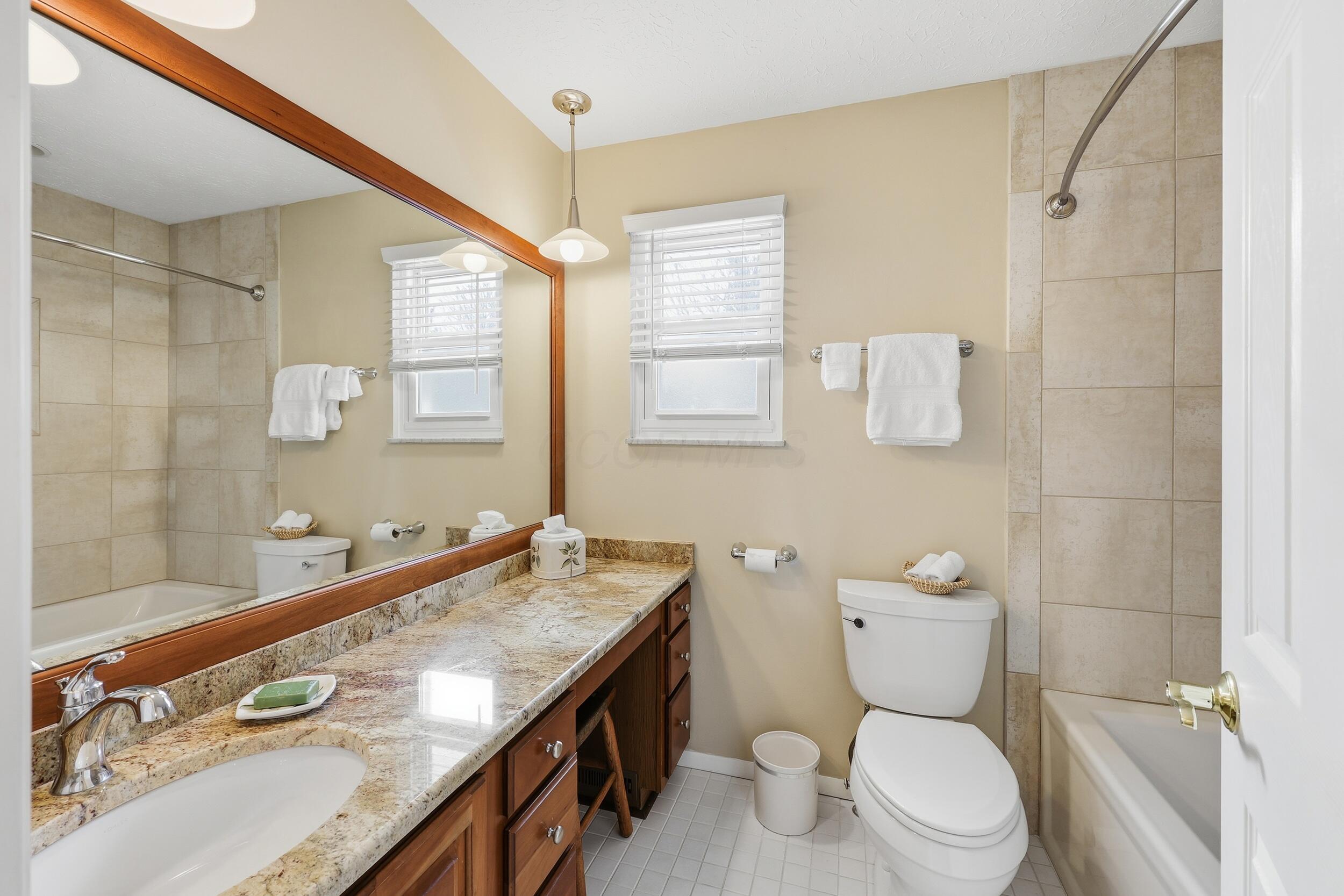 6623 Millbrae Road Columbus, OH 43235 - Photo 27 of 44 Hallway full bathroom