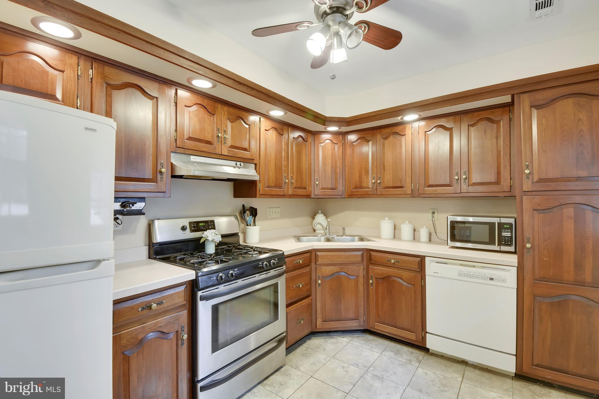 432 Ruth Road Arnold, MD 21012 - Photo 12 of 56 Lots of cherry wood cabinets w/gas stove.