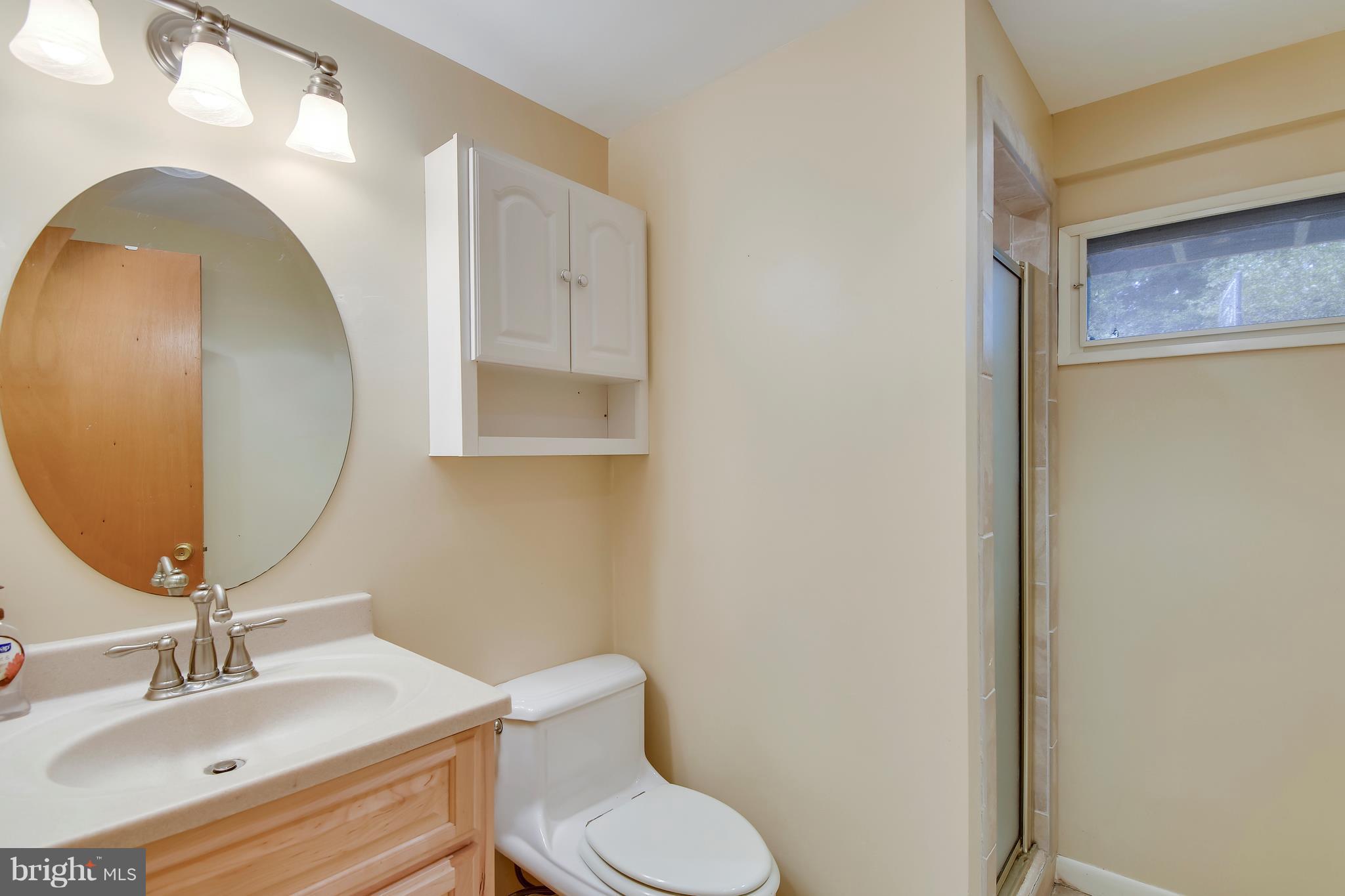 432 Ruth Road Arnold, MD 21012 - Photo 24 of 56 Full bath on main level next to bedroom.