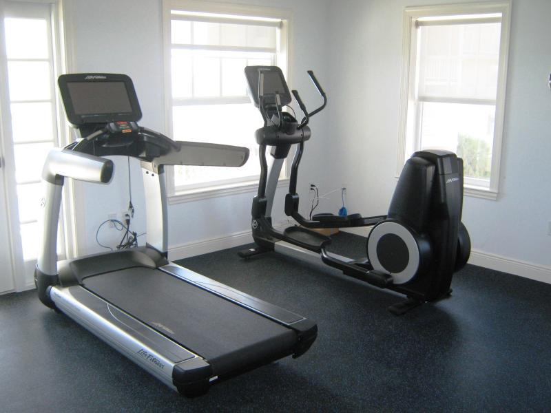 400 South Beach Road, Unit 902 Tequesta, FL 33469 - Photo 25 of 36 tequesta towers gym1