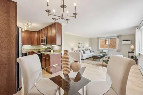 $295,000 | 2700 West 44th Street, Unit 304, Minneapolis, MN 55410