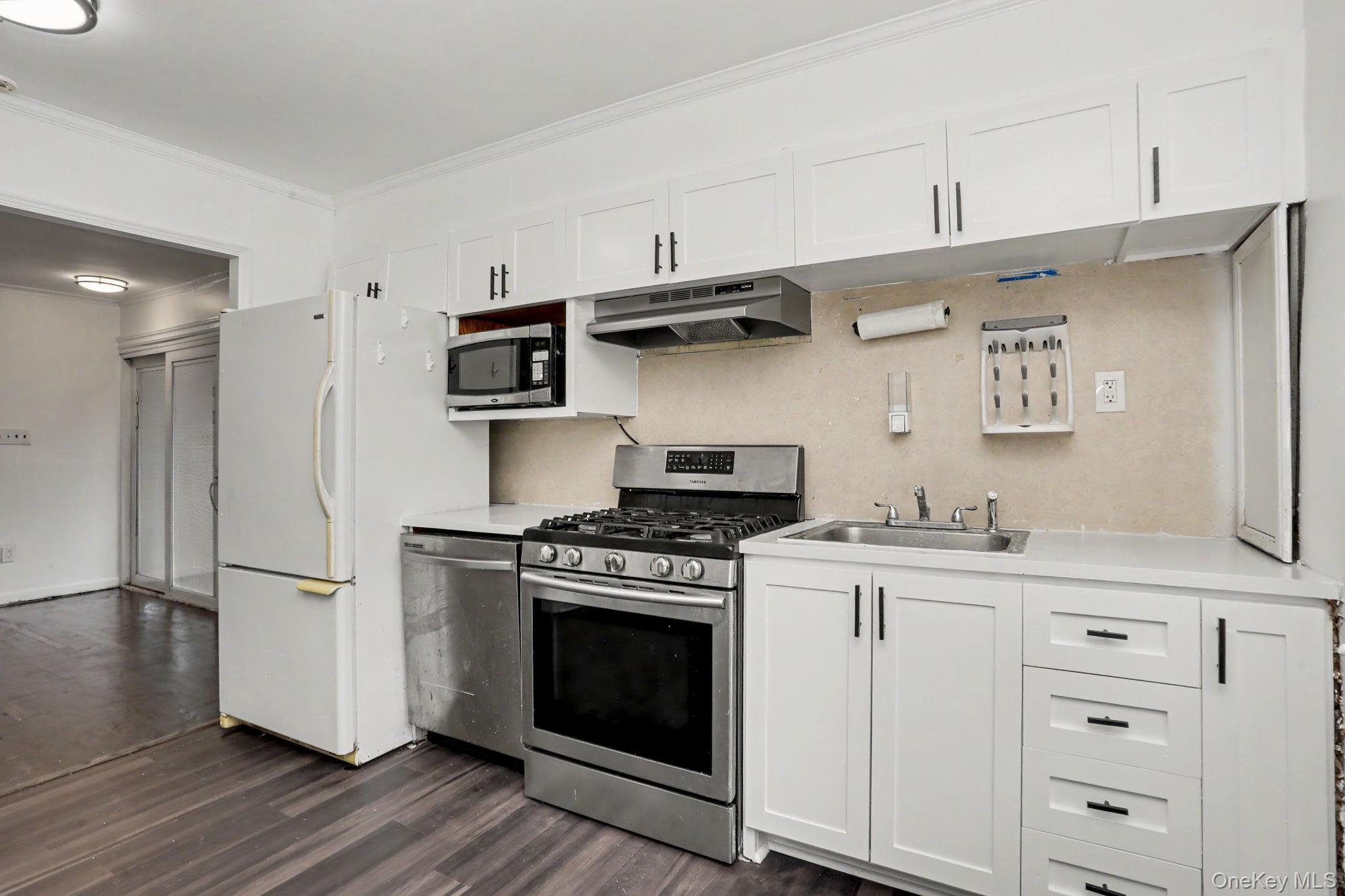 376 County Center Road White Plains, NY 10603 - Photo 11 of 40