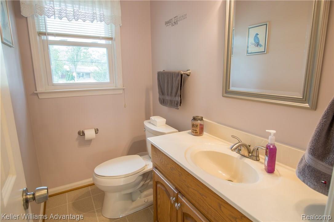 32275 Craftsbury Road Farmington, MI 48334 - Photo 11 of 27 Lav on main floor