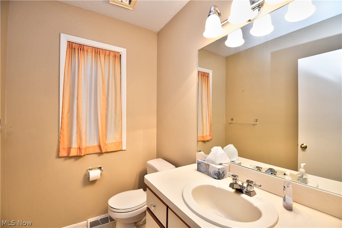 2550 Cedarwood Road Pepper Pike, OH 44124 - Photo 28 of 35 mud room half bath