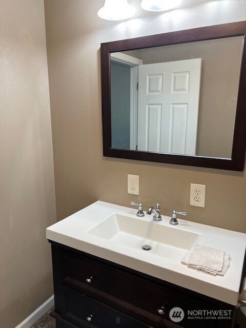 618 Cardinal Drive Walla Walla, WA 99362 - Photo 13 of 31 a bathroom with a sink vanity and a mirror