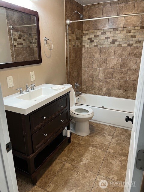 618 Cardinal Drive Walla Walla, WA 99362 - Photo 14 of 31 a bathroom with a sink toilet and shower