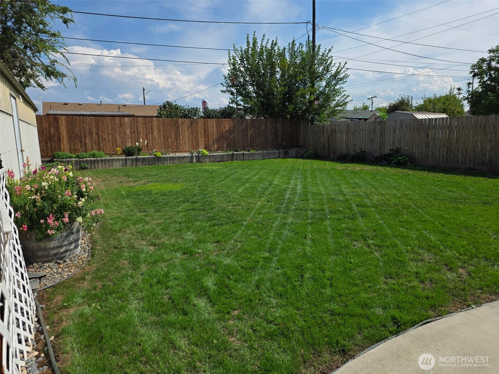 618 Cardinal Drive Walla Walla, WA 99362 - Photo 26 of 31 a view of a backyard with potted plants and wooden fence