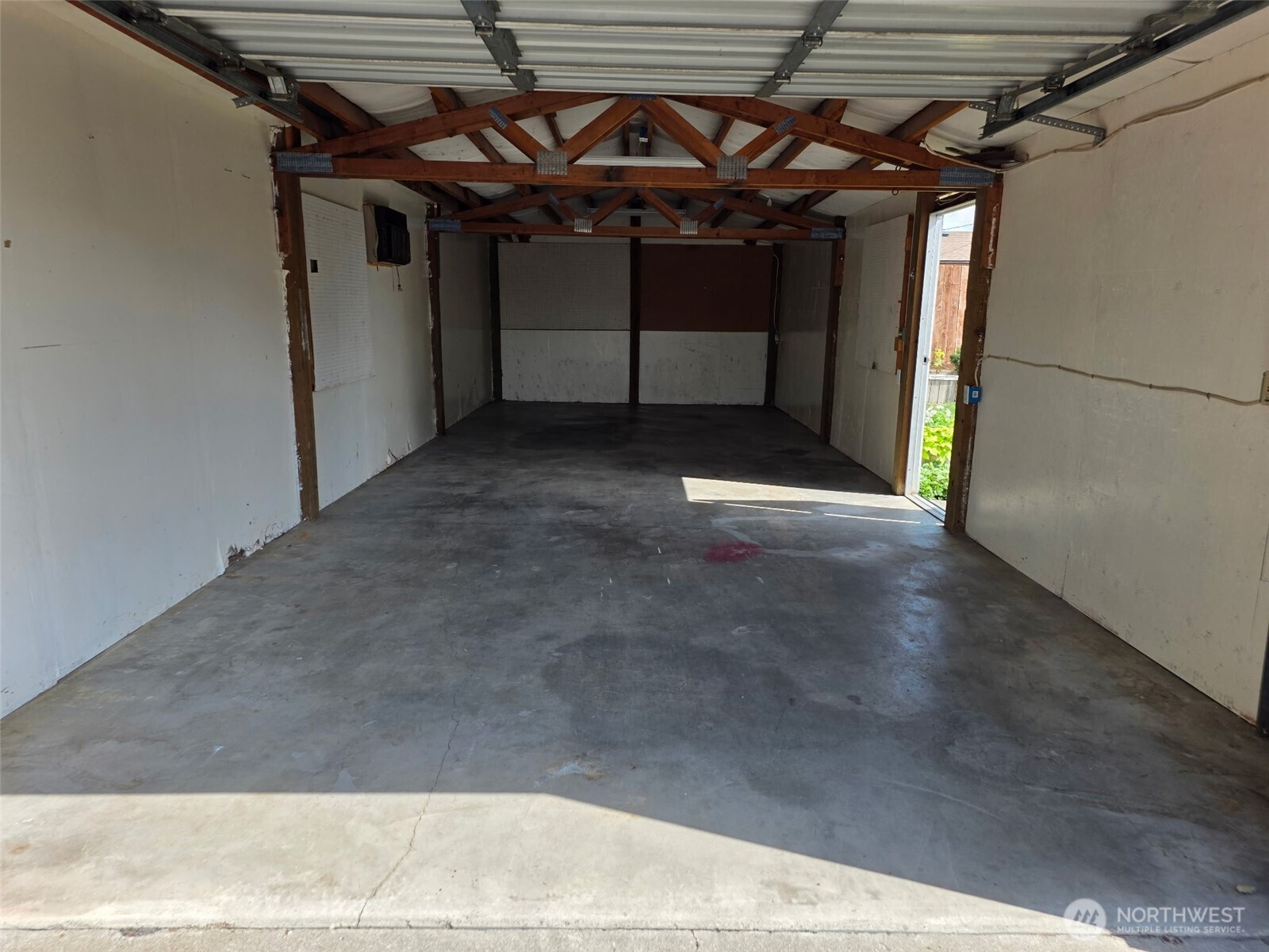 618 Cardinal Drive Walla Walla, WA 99362 - Photo 30 of 31 a view of a garage