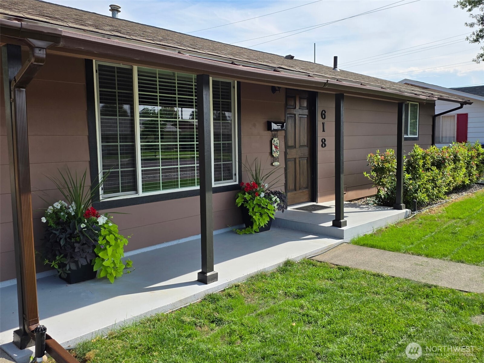 618 Cardinal Drive Walla Walla, WA 99362 - Photo 3 of 31 a front view of a house with garden