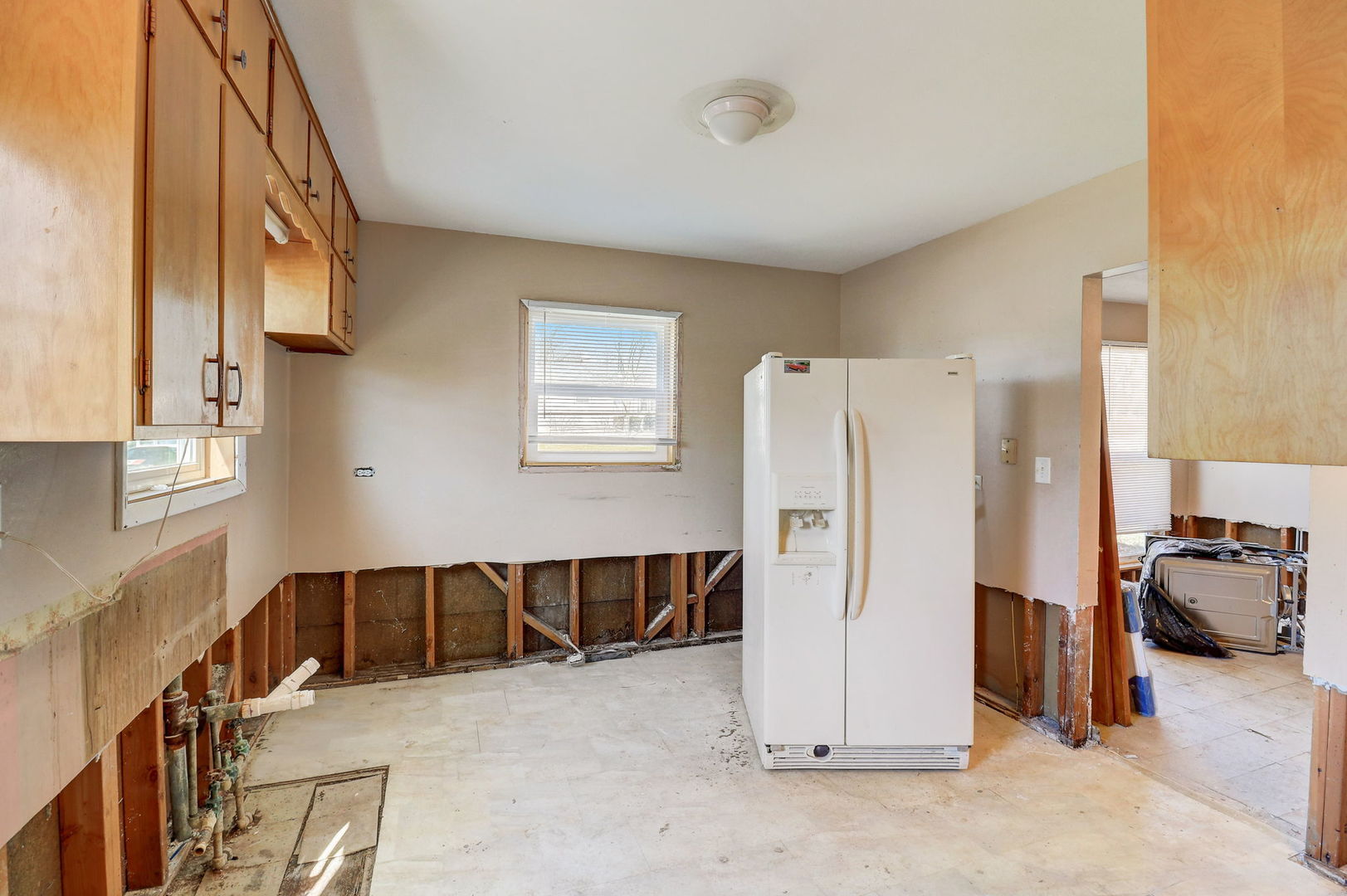 307 South Rosedale Court Round Lake, IL 60073 - Photo 11 of 41 a view of a livingroom with furniture and refrigerator