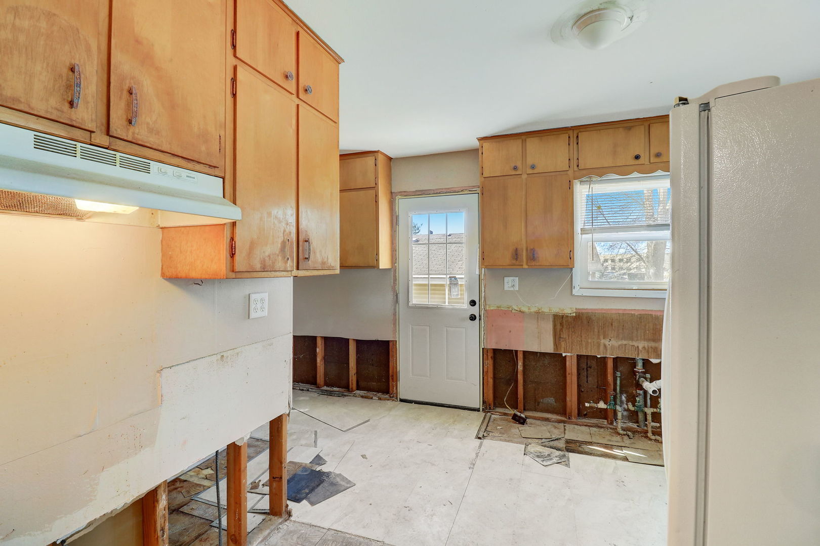 307 South Rosedale Court Round Lake, IL 60073 - Photo 9 of 41 a room with table chairs and cabinets
