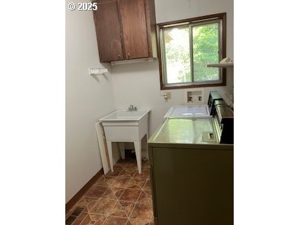 14037 Southeast Rust Way Damascus, OR 97089 - Photo 13 of 22 Laundry