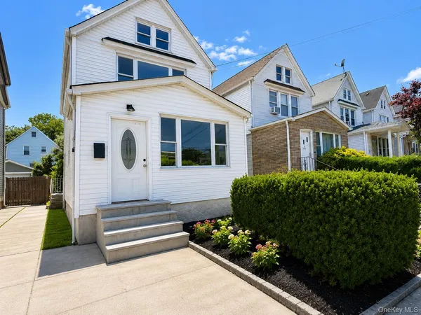 $825,000 | 217-08 110th Road | Bellaire Estates