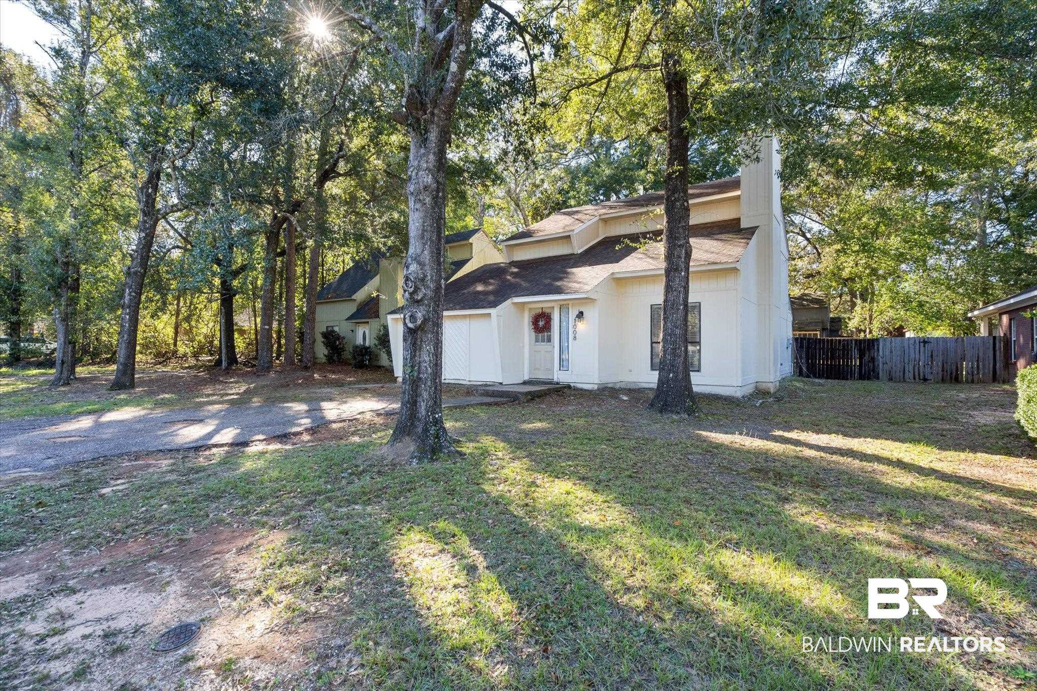 1008 Mcneil Avenue Mobile, AL 36609 - Photo 19 of 20 View of front facade with a front yard