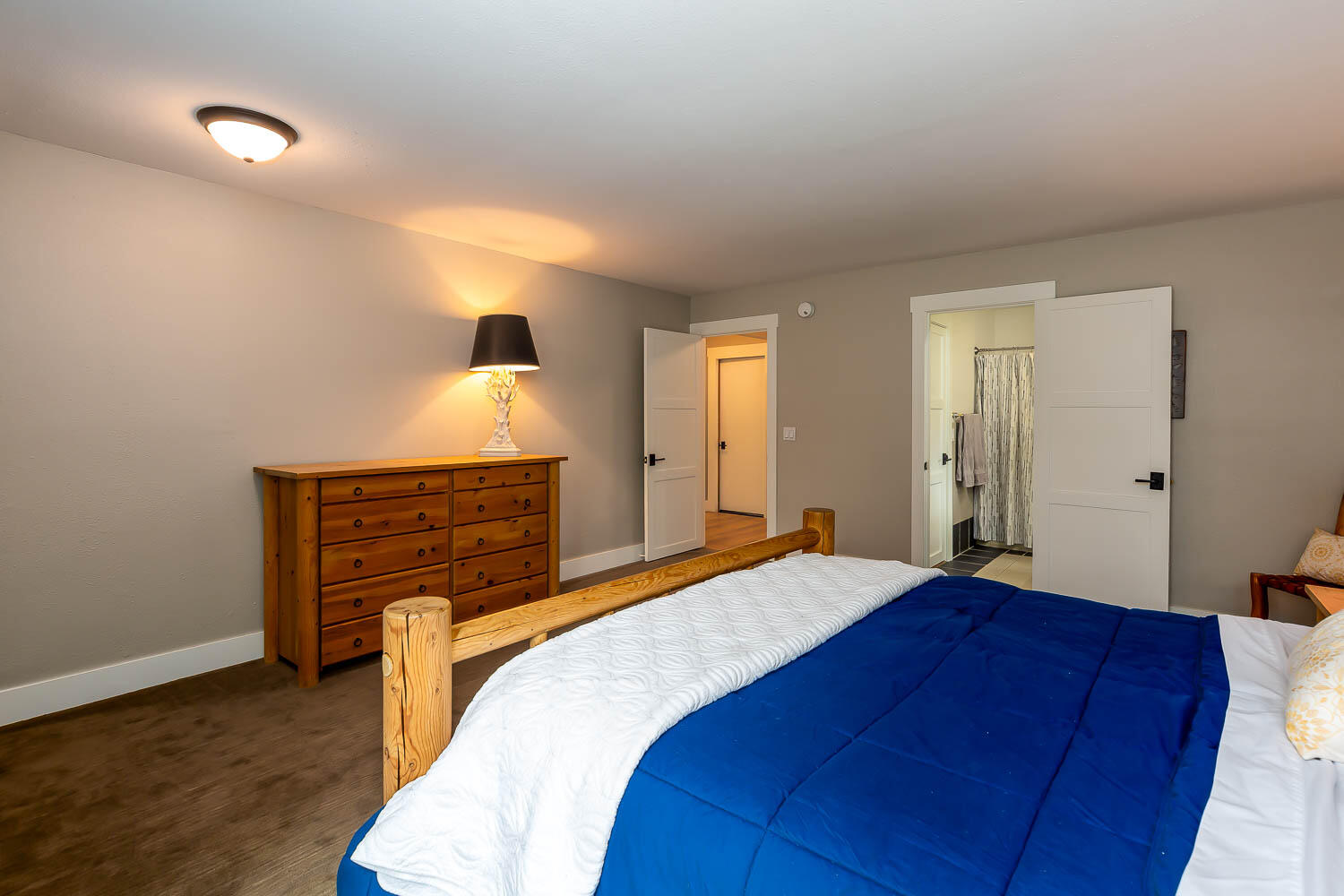 57781 Blue Goose Lane, Unit 4 Sunriver, OR 97707 - Photo 21 of 36 This room also has jack and jill access to the entry level bathroom