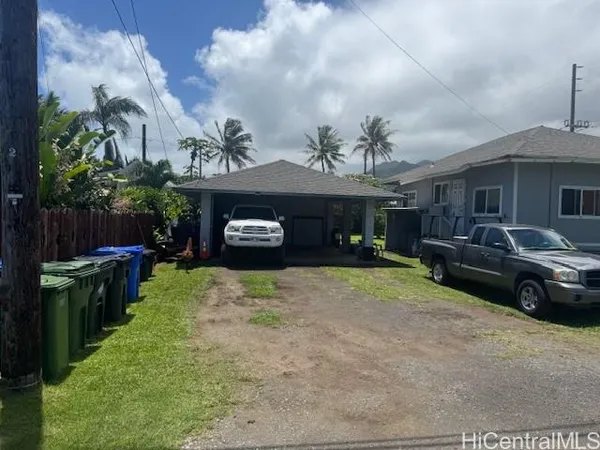 a view of a yard in front of house