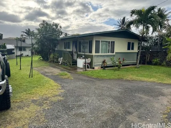 a view of a house with backyard
