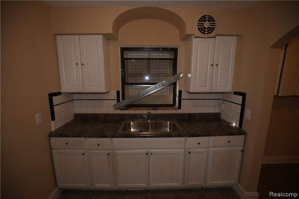 18211 Santa Rosa Drive Detroit, MI 48221 - Photo 5 of 9