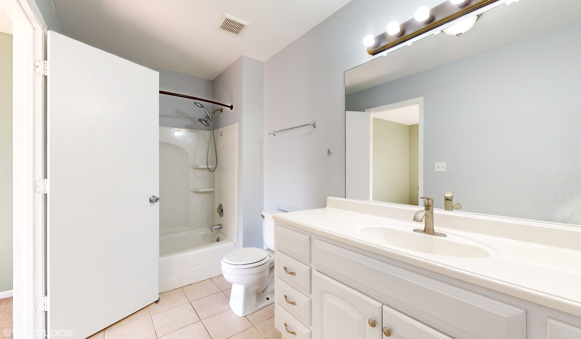 679 Meadows Boulevard Addison, IL 60101 - Photo 16 of 28 Gallery Image 16