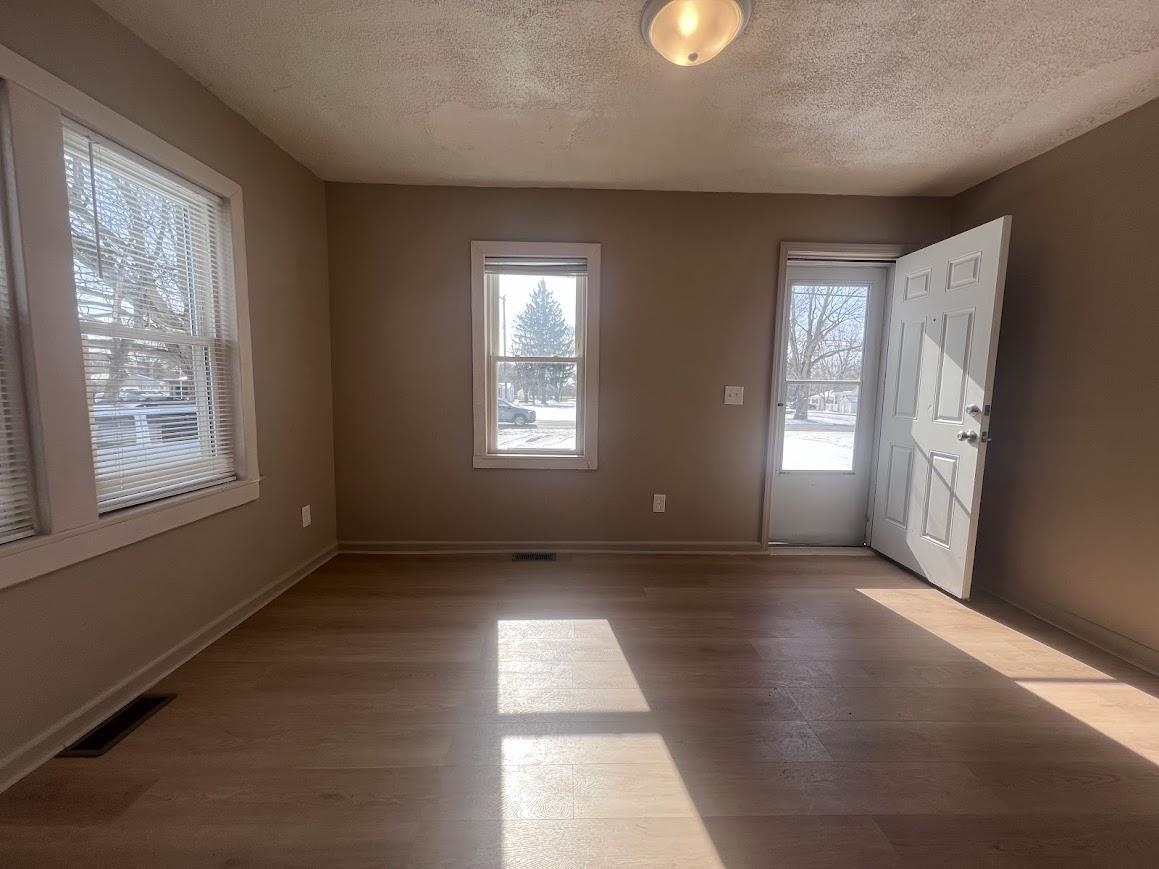 5131 East Carpenter Road Flint, MI 48506 - Photo 6 of 15 50200305-8b72bf6c-f65d-4570-bbcd-00b7d45fa68c.JPG
