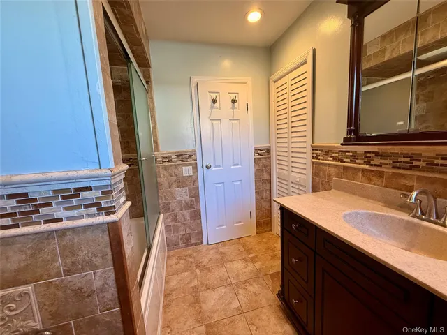 $4,500 | Undisclosed Address, Lindenhurst, NY 11757